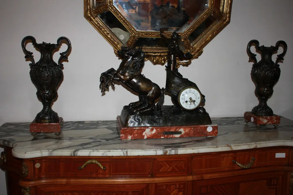 Grand Tryptique Horloge avec Char et 2 Vases en Métal