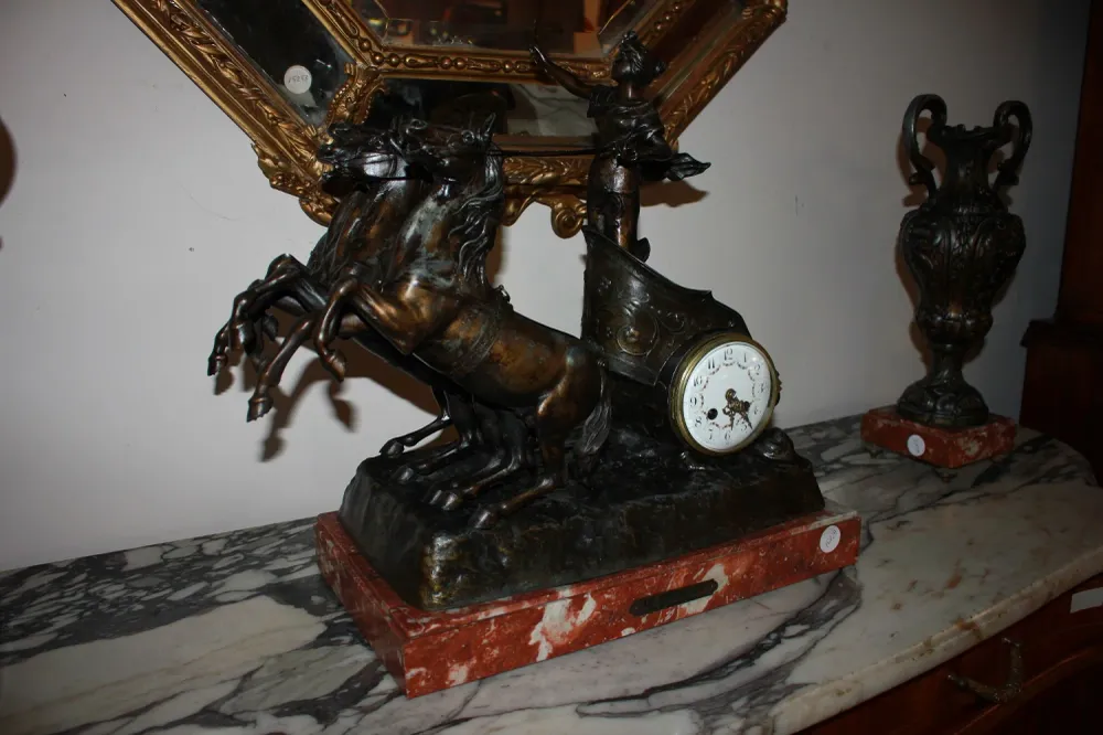 Grand Tryptique Horloge avec Char et 2 Vases en Métal