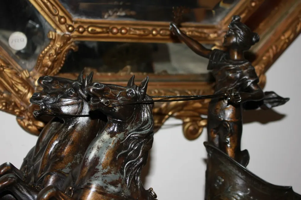 Grand Tryptique Horloge avec Char et 2 Vases en Métal
