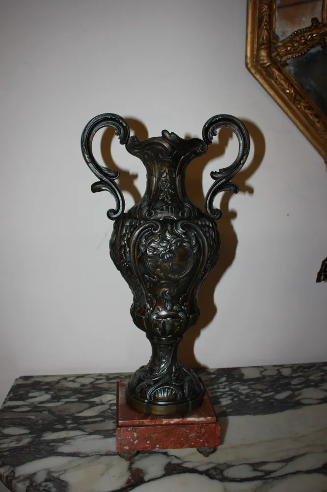 Grand Tryptique Horloge avec Char et 2 Vases en Métal