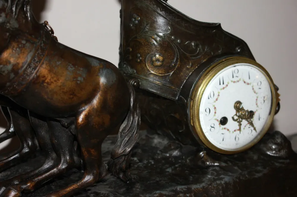 Grand Tryptique Horloge avec Char et 2 Vases en Métal