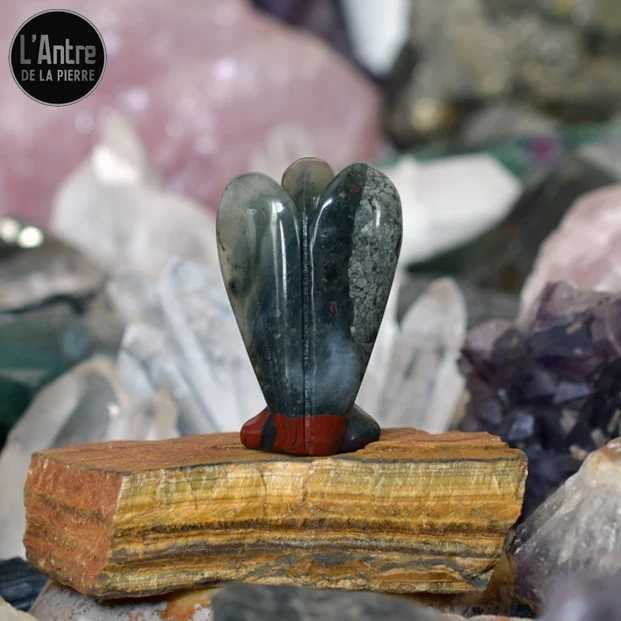 Grande Statuette d'Ange en Jaspe Sanguin ou Héliotrope du Brésil de Grade et de 5 cm de Hauteur