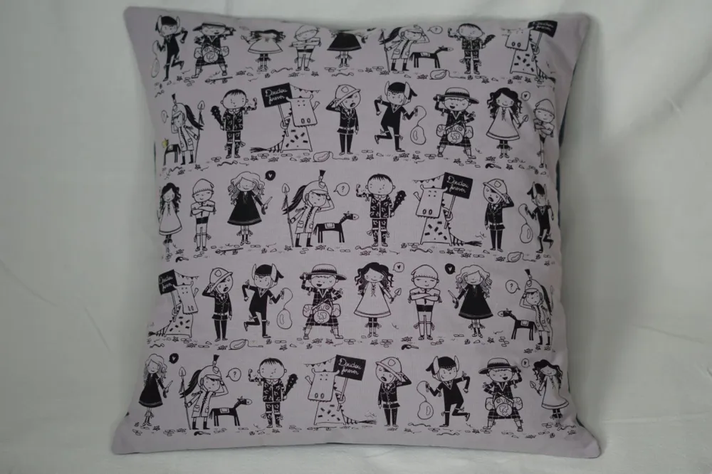 Housse de coussin "Doudou Forever"- Gris clair, personnages noirs