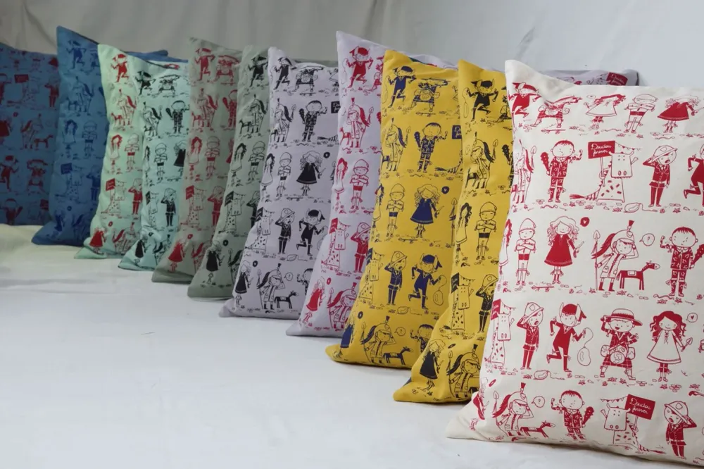 Housse de coussin "Doudou Forever"- Gris clair, personnages noirs