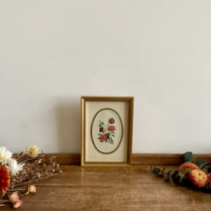 Illustration florale dans son cadre doré rectangulaire