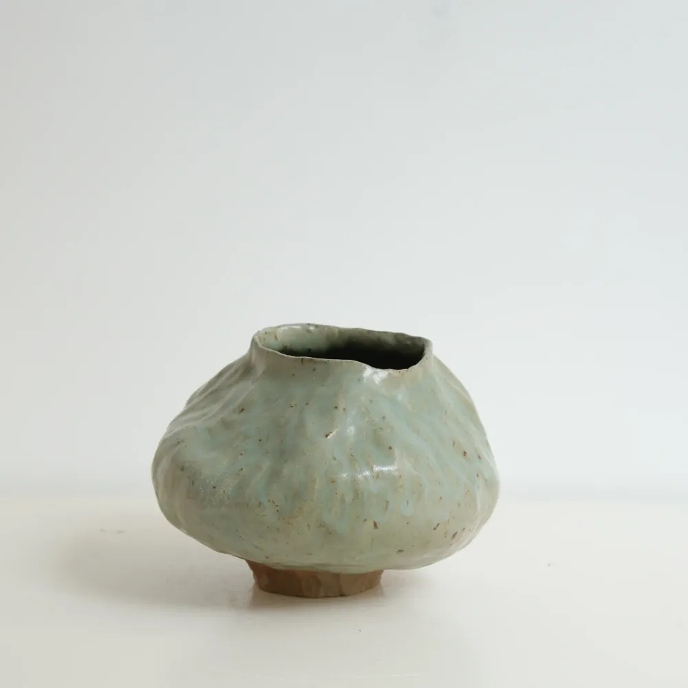Vase en grès H 13 cm cuisson bois - vert clair satiné Judith Lasry