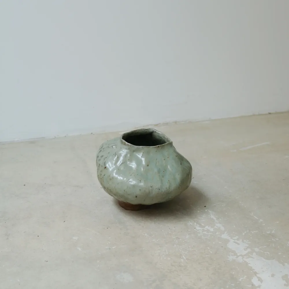 Vase en grès H 13 cm cuisson bois - vert clair satiné Judith Lasry
