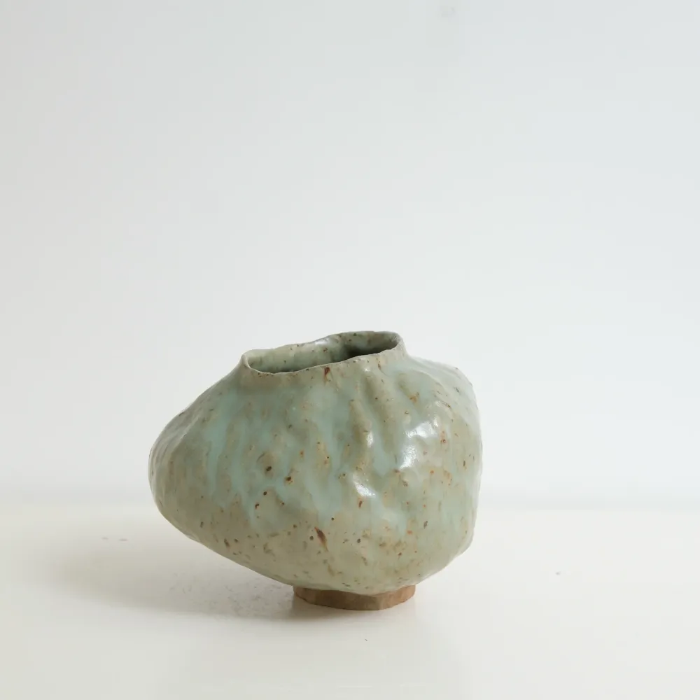 Vase en grès H 13 cm cuisson bois - vert clair satiné Judith Lasry