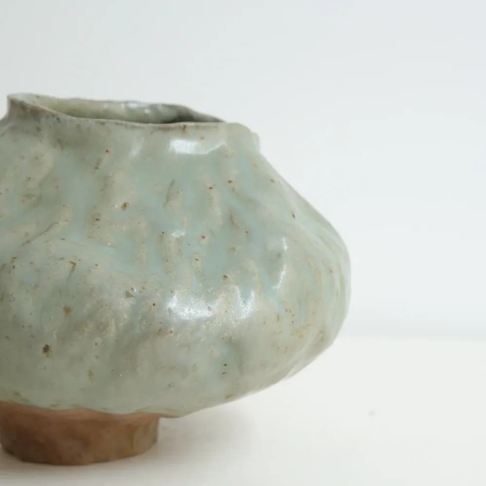 Vase en grès H 13 cm cuisson bois - vert clair satiné Judith Lasry