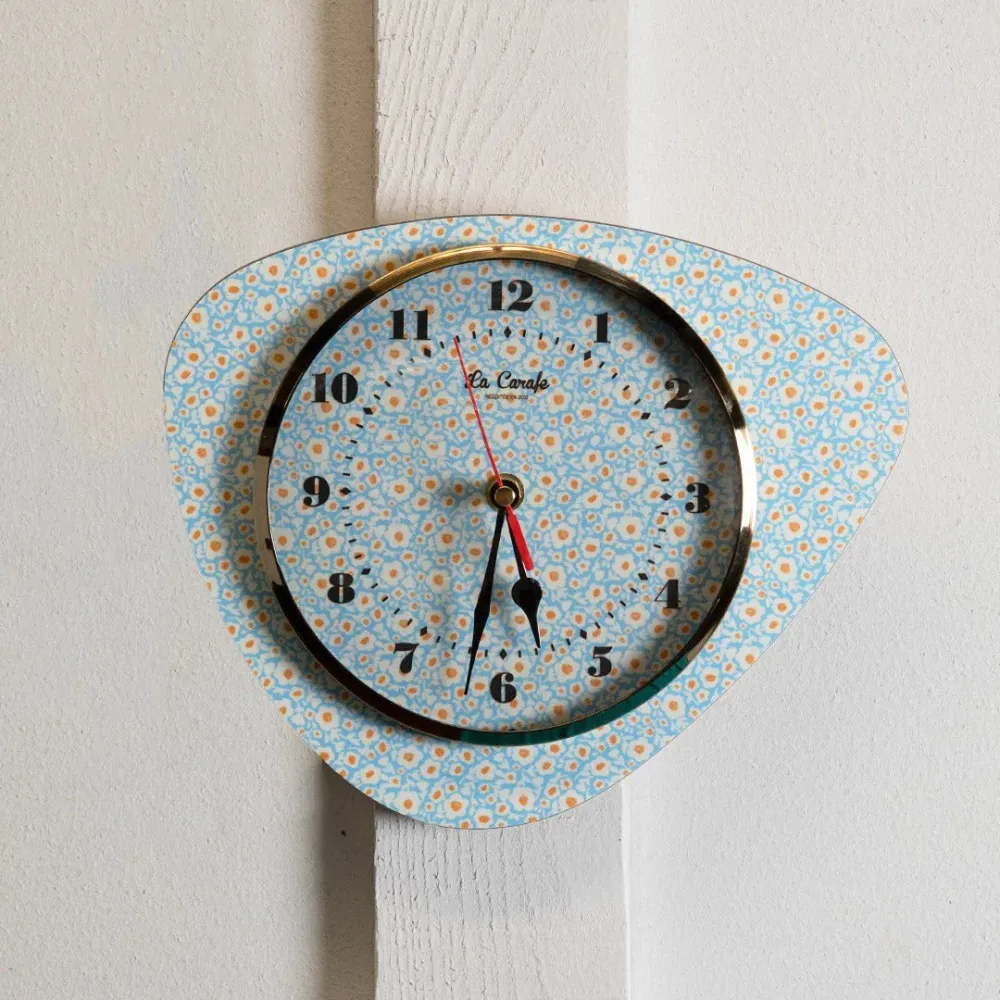 Horloge Murale Médiator Motif Petites Fleurs Bleu Ciel – Pendule Rétro LA CARAFE