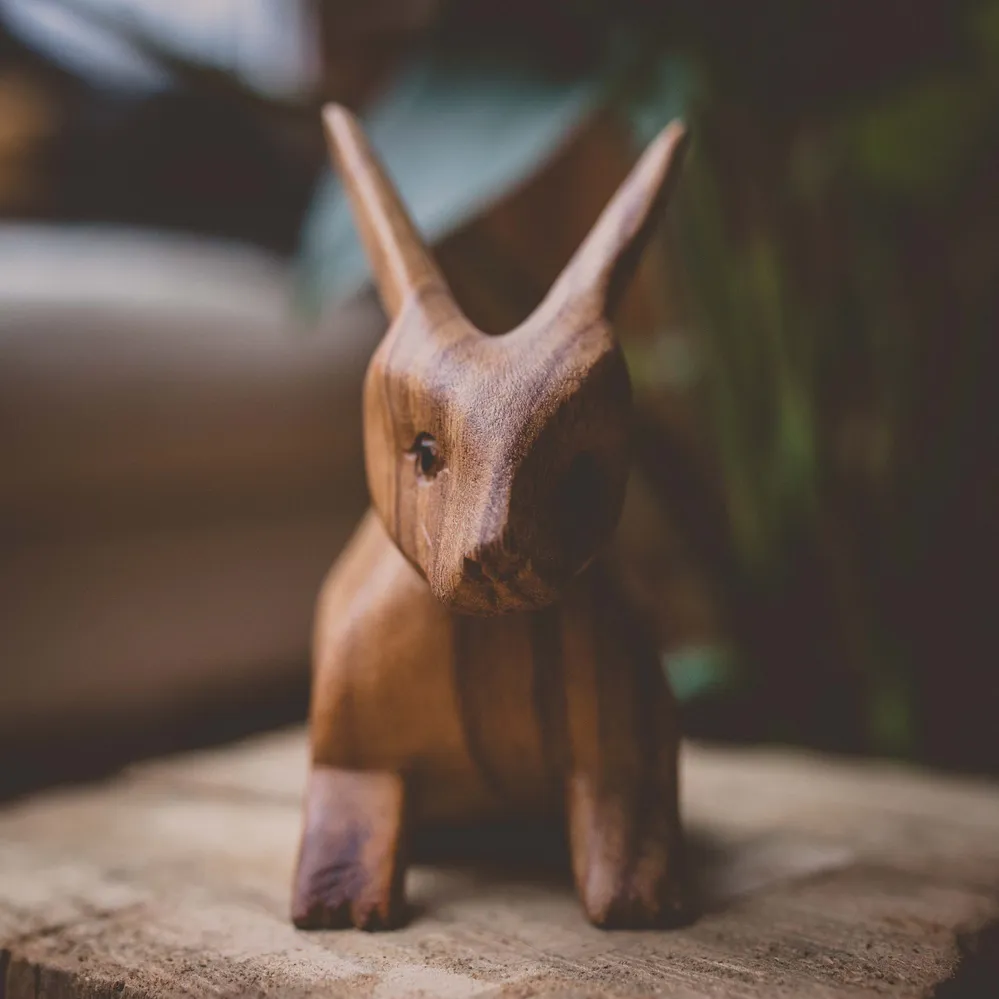 Lapin en bois sculpté à la main