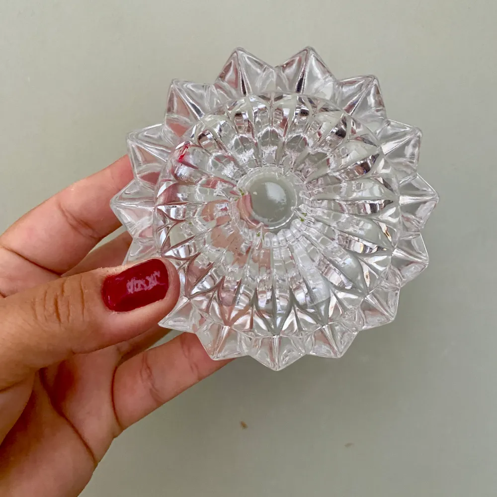 Lot de 2 bougeoirs vintage en verre moulé