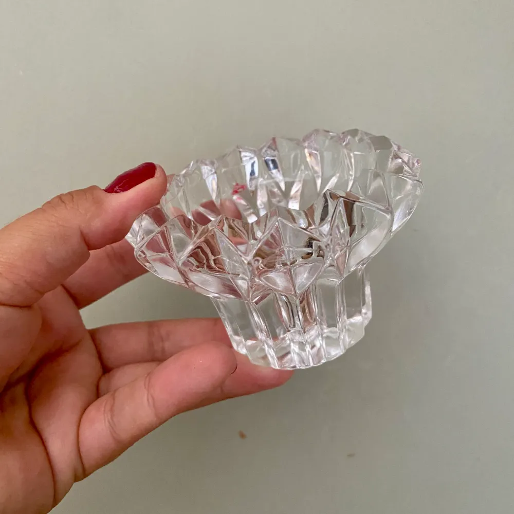 Lot de 2 bougeoirs vintage en verre moulé