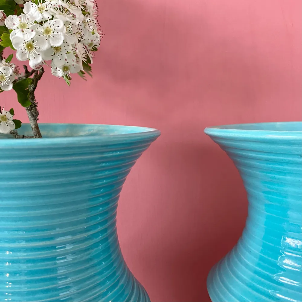 Lot de deux vases vintage art déco en céramique bleue et dorée