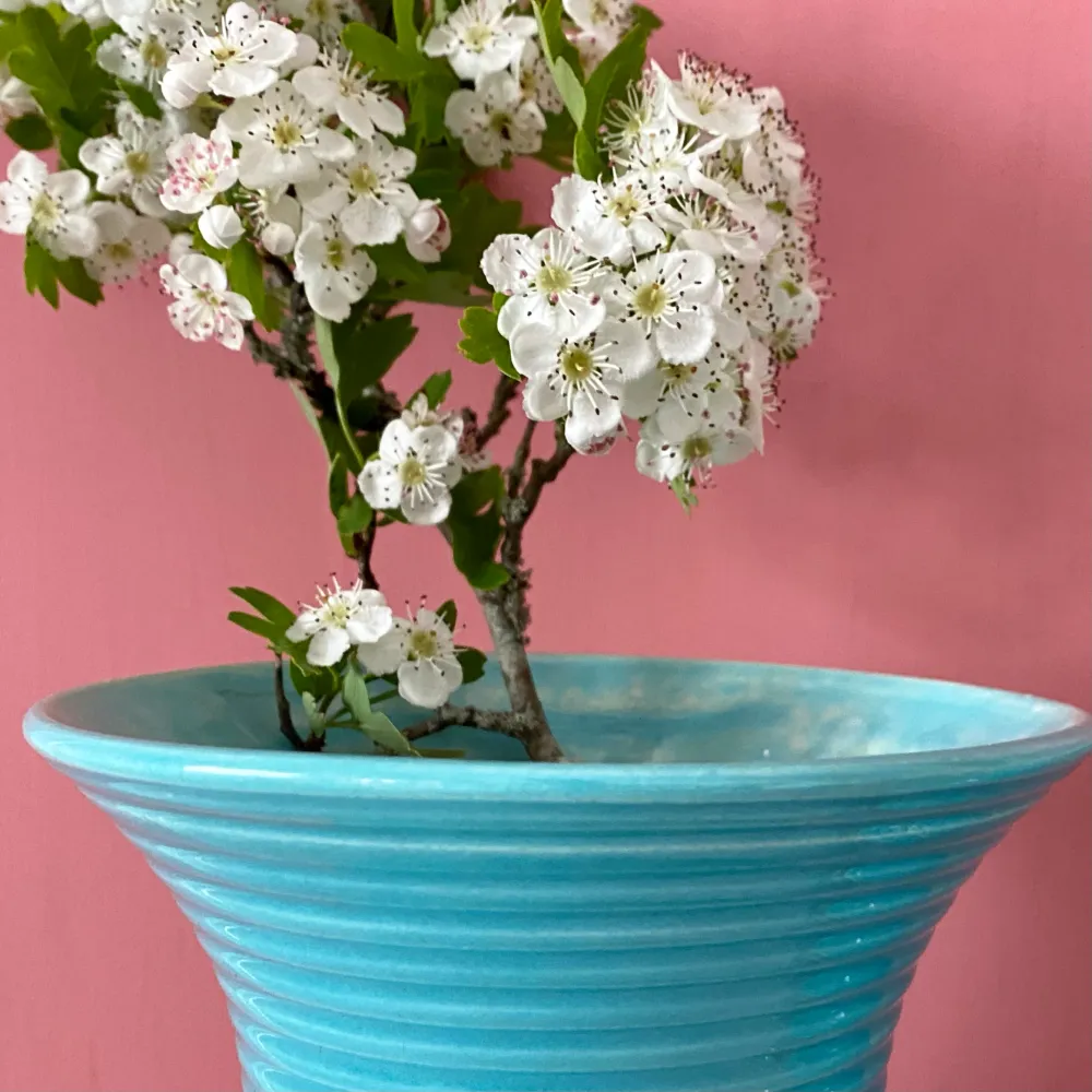 Lot de deux vases vintage art déco en céramique bleue et dorée