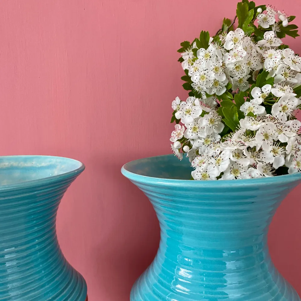 Lot de deux vases vintage art déco en céramique bleue et dorée