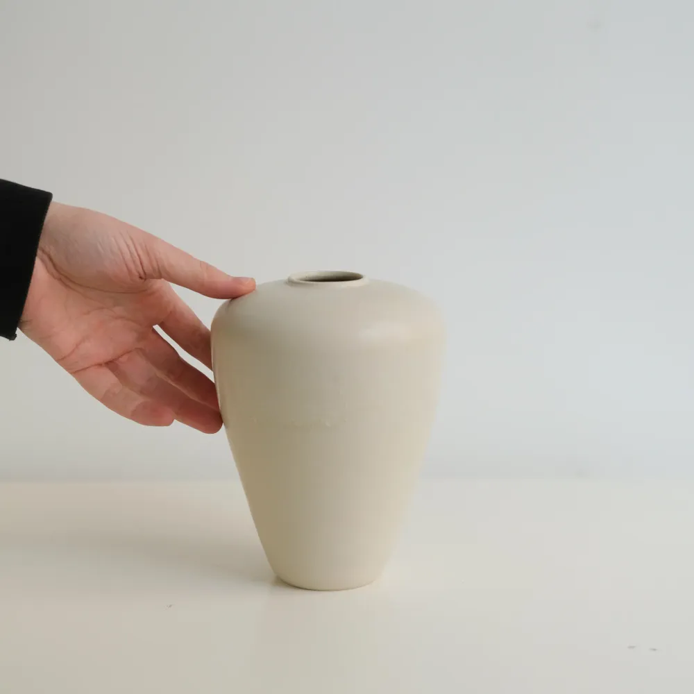 Vase en grès blanc H16cm- blanc cassé Louise Traon