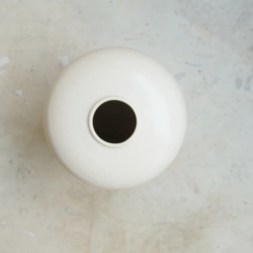 Vase en grès blanc H16cm- blanc cassé Louise Traon