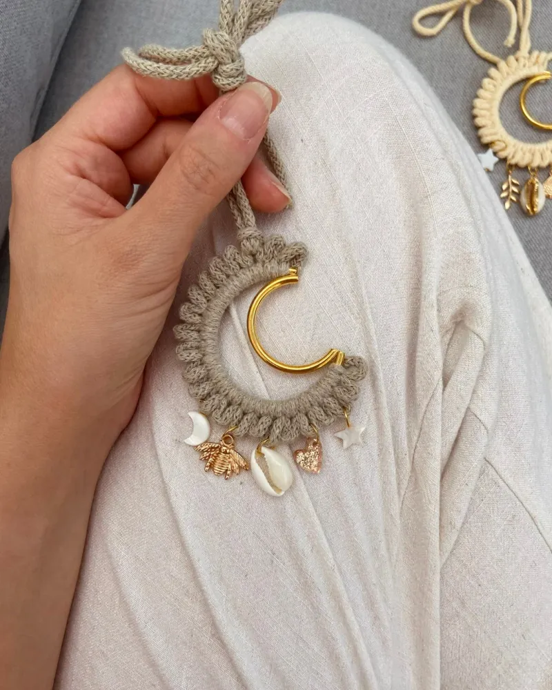 Lune Grigri dorée - macramé couleur olive et breloques
