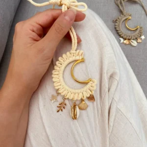 Lune Grigri dorée - macramé couleur soleil et breloques