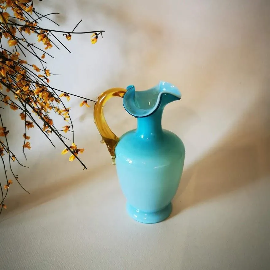 Vase italien en opaline bleu avec anse 1950 Maison Panache