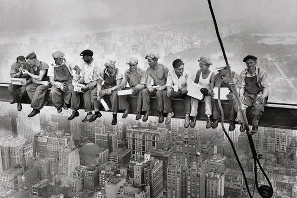 Manger au-dessus de Manhattan - Affiche de New York