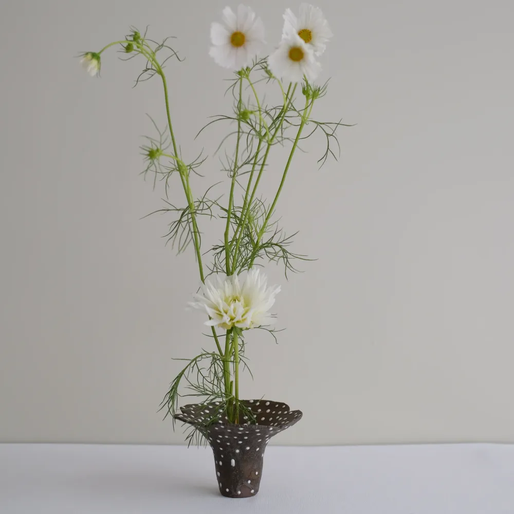 Vase 12 en grès H 12 cm - brun et pois blanc Mano Mani