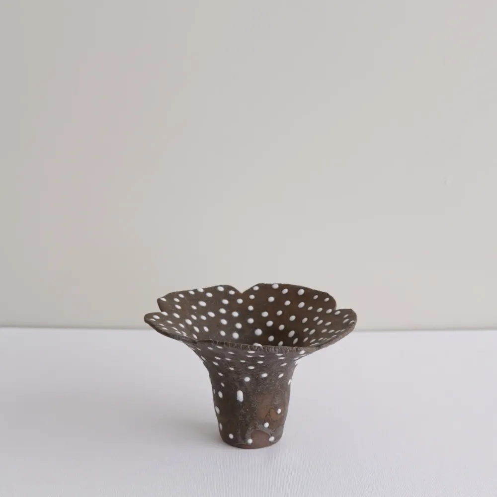 Vase 12 en grès H 12 cm - brun et pois blanc Mano Mani