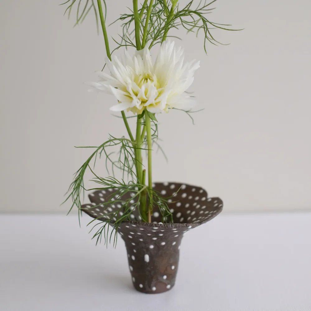 Vase 12 en grès H 12 cm - brun et pois blanc Mano Mani
