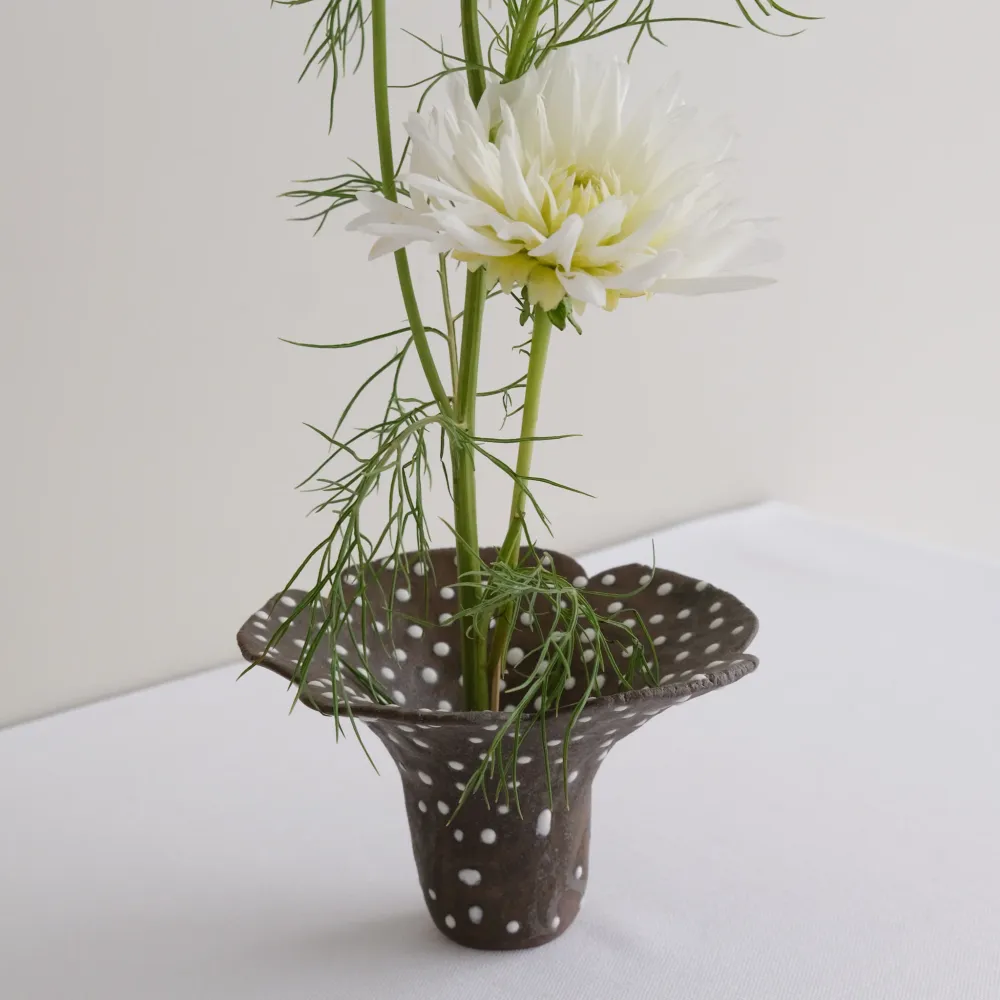 Vase 12 en grès H 12 cm - brun et pois blanc Mano Mani