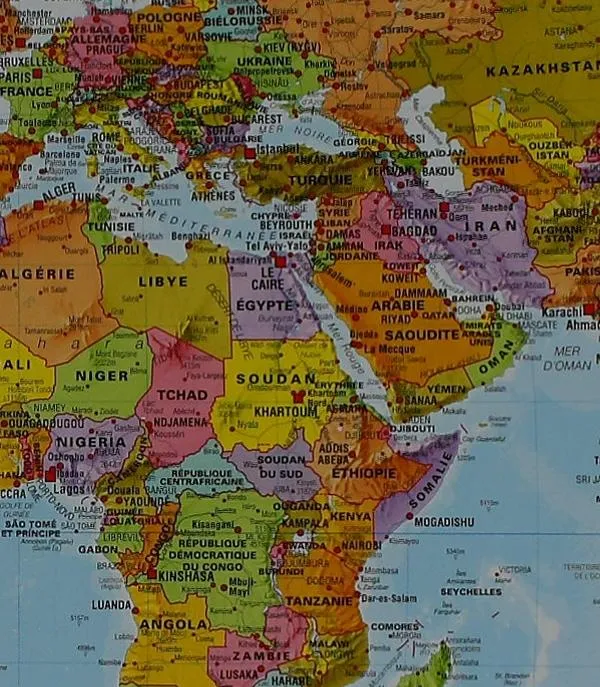 Carte murale - Monde politique, avec bande de drapeaux - 1/40 M (103 x 74 cm) | Maps International