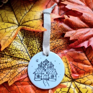 Médaillon rond en porcelaine - décor Maison hantée peint à la main