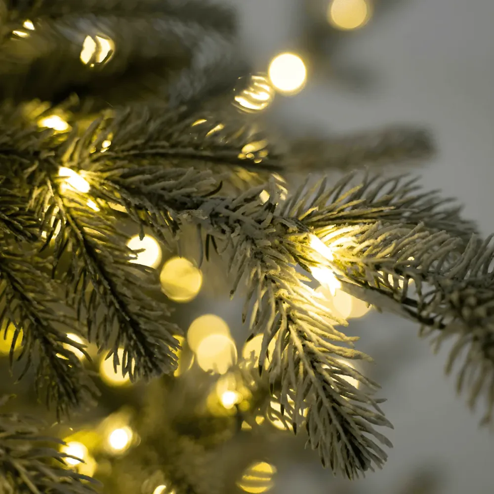 Sapin de Noël enneigé « Cristalgem » avec LED et baguette magique en PE effet tactile réaliste + PVC + flocage Milo
