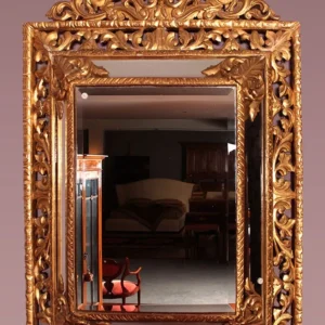 Miroir français ancien des années 1800 en bois doré avec chantournage