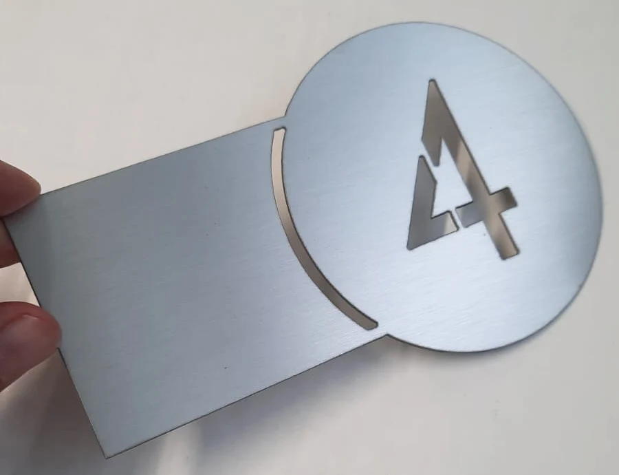 Numéro de maison hexagonal perforé en acier inoxydable | Personnalisable pour l'extérieur