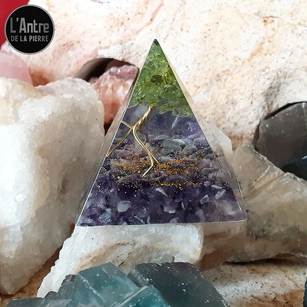 Orgonite Pyramidale de 5 cm en Résine avec du Péridot en Forme d'Arbre, de l'Améthyste et des Fils en Cuivre