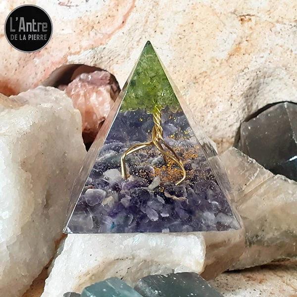 Orgonite Pyramidale de 5 cm en Résine avec du Péridot en Forme d'Arbre, de l'Améthyste et des Fils en Cuivre