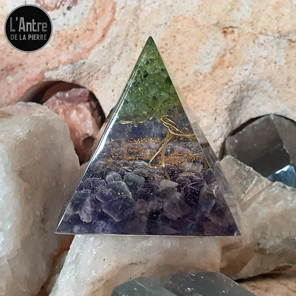 Orgonite Pyramidale de 5 cm en Résine avec du Péridot en Forme d'Arbre, de l'Améthyste et des Fils en Cuivre