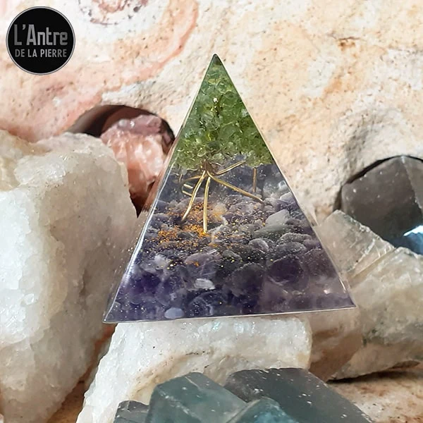 Orgonite Pyramidale de 5 cm en Résine avec du Péridot en Forme d'Arbre, de l'Améthyste et des Fils en Cuivre
