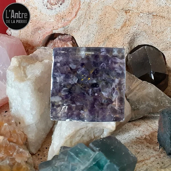 Orgonite Pyramidale de 5 cm en Résine avec du Péridot en Forme d'Arbre, de l'Améthyste et des Fils en Cuivre