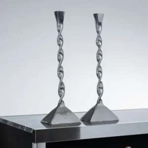 PAIRE DE BOUGEOIRS TORSADÉ EN MÉTAL, 1980s