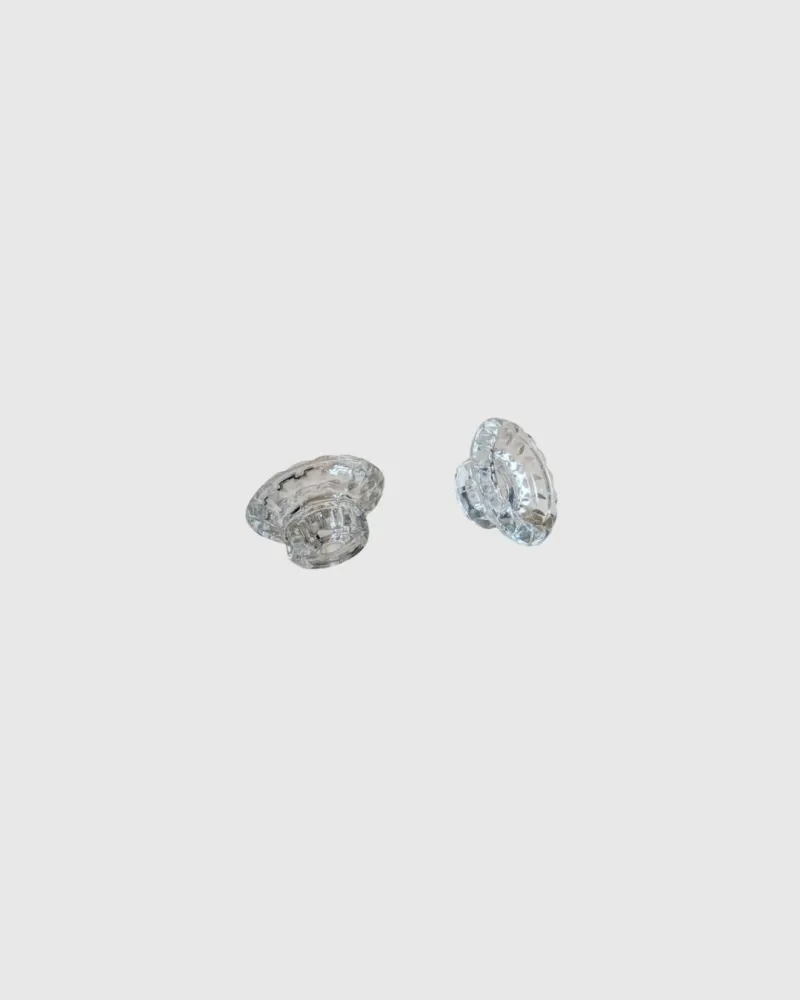 Paire de bougeoirs en verre ciselé, pied octogonal