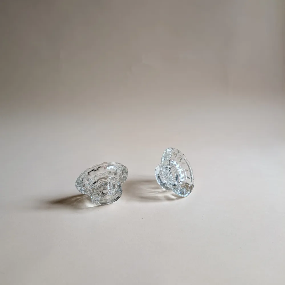 Paire de bougeoirs en verre ciselé, pied octogonal