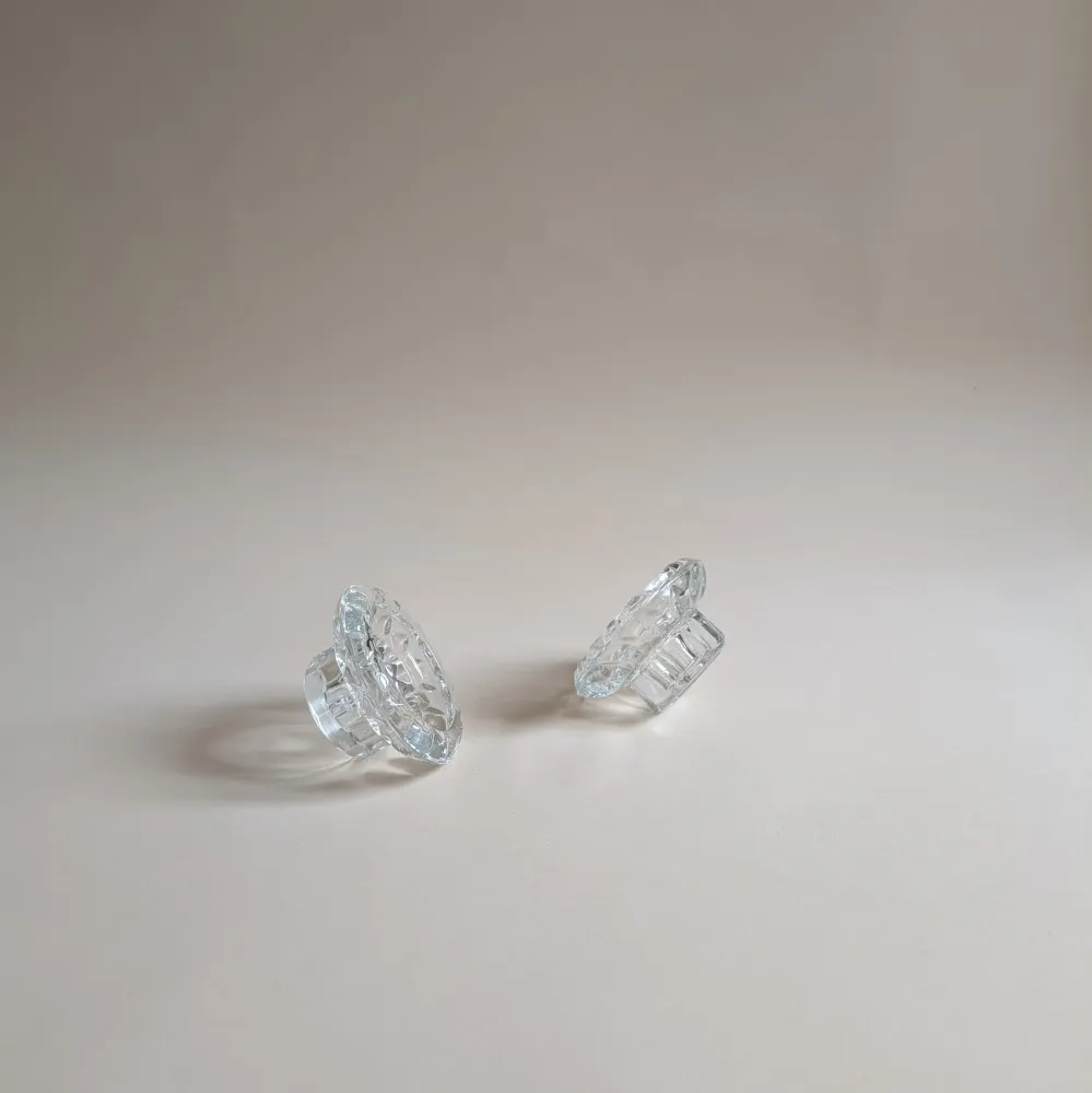 Paire de bougeoirs en verre ciselé, pied octogonal