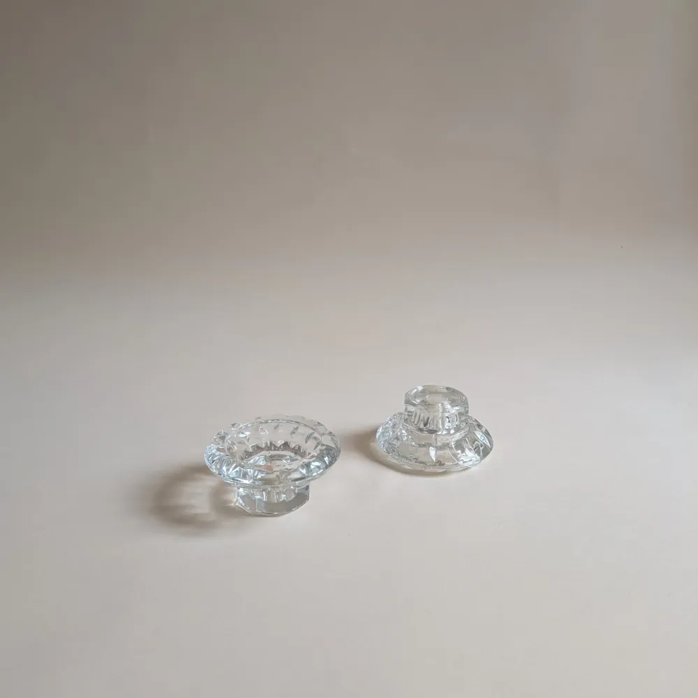 Paire de bougeoirs en verre ciselé, pied octogonal