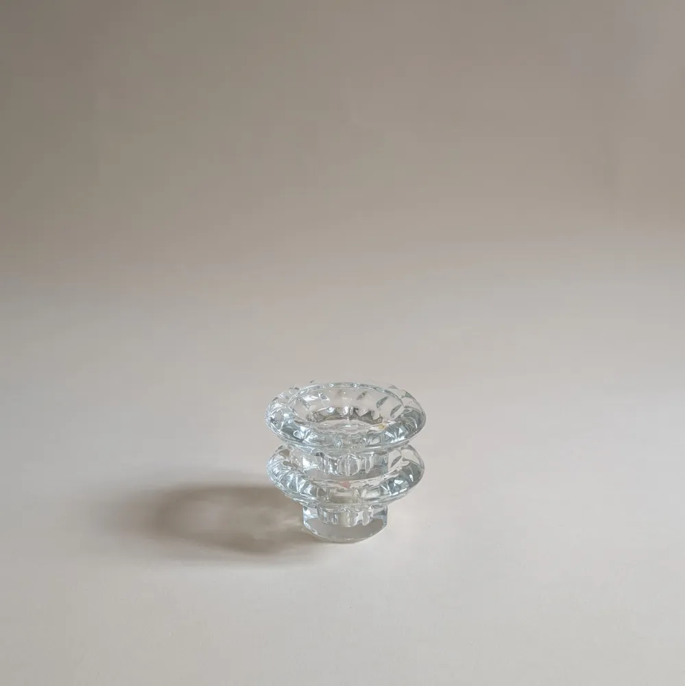 Paire de bougeoirs en verre ciselé, pied octogonal