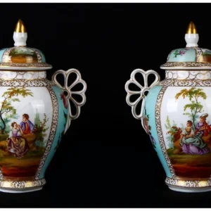Paire de potiches anciennes, en porcelaine de Dresde décorée de 1800