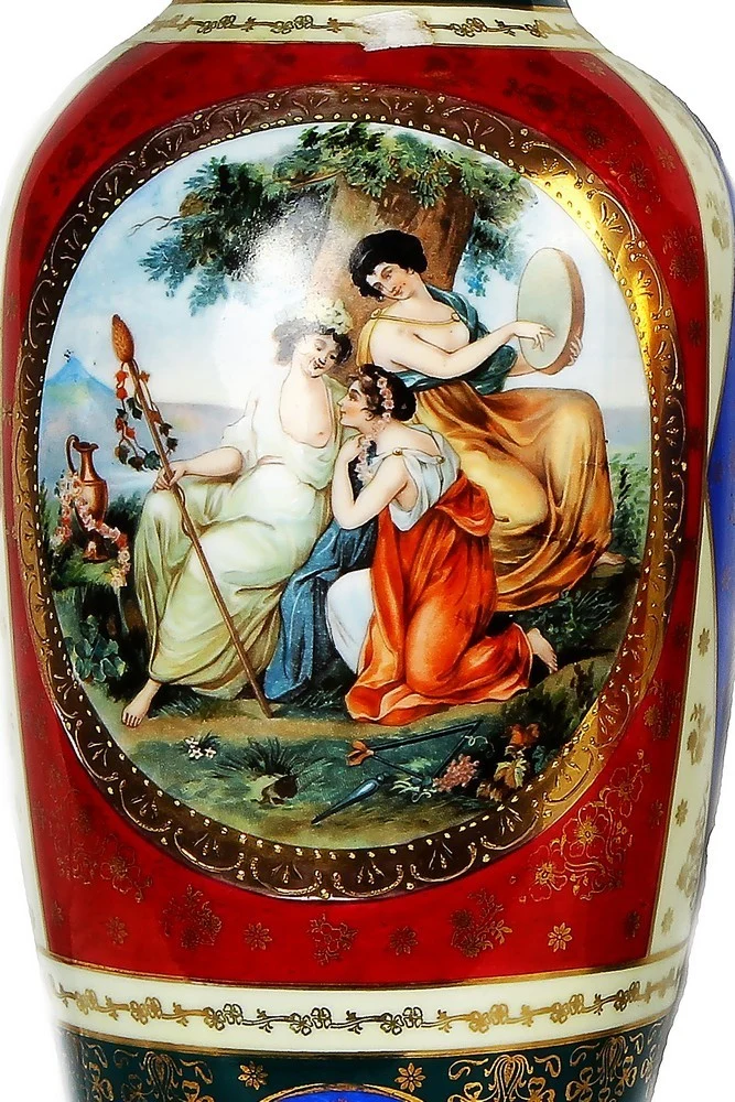 Paire de vases anciens en porcelaine de Vienne peints en polychromie