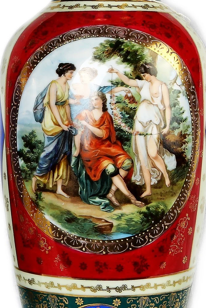 Paire de vases anciens en porcelaine de Vienne peints en polychromie