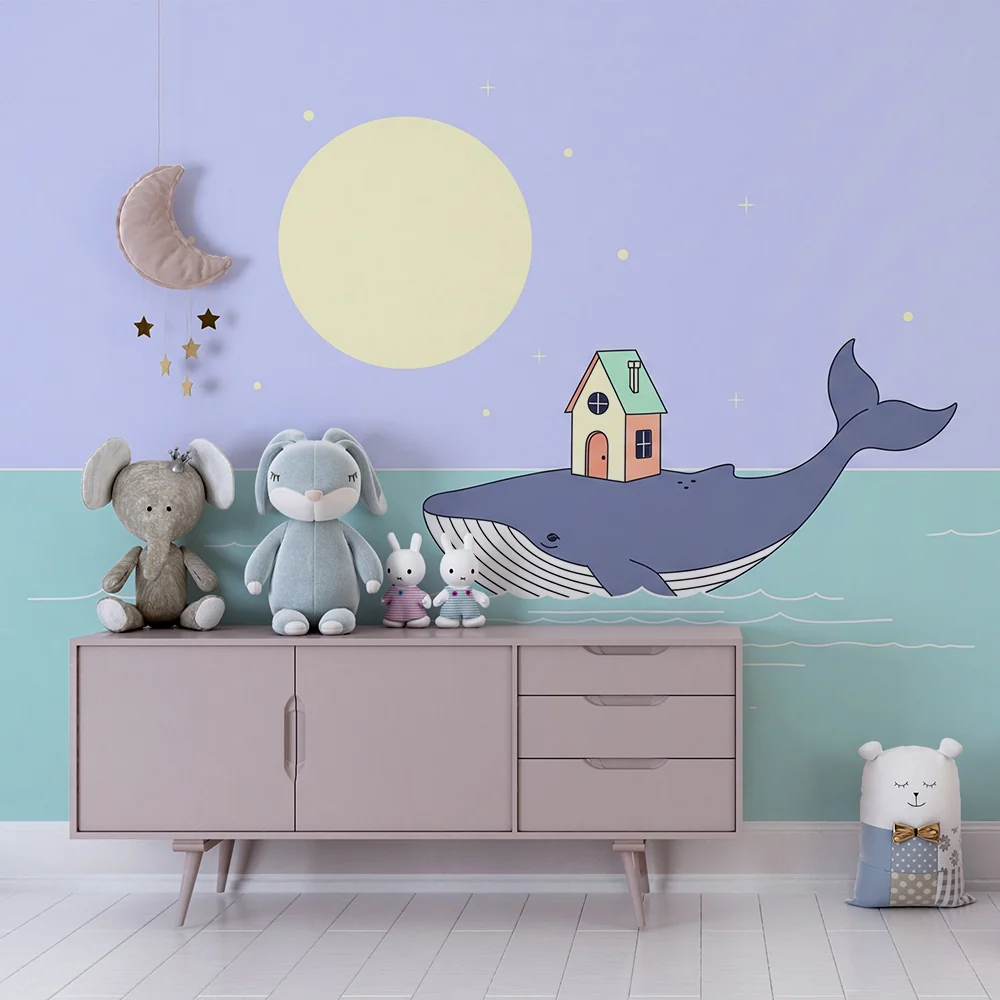 Papier peint chambre bébé | Baleine joyeuse avec maison sur le dos sous la lune